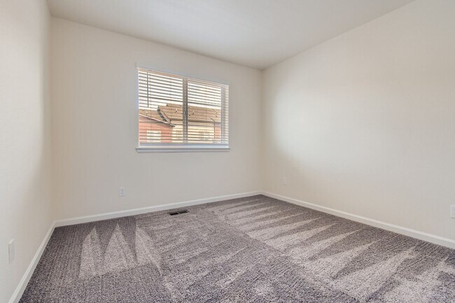 Building Photo - Welcome to this 3 bed, 2 and half bath town-home in Briargate area