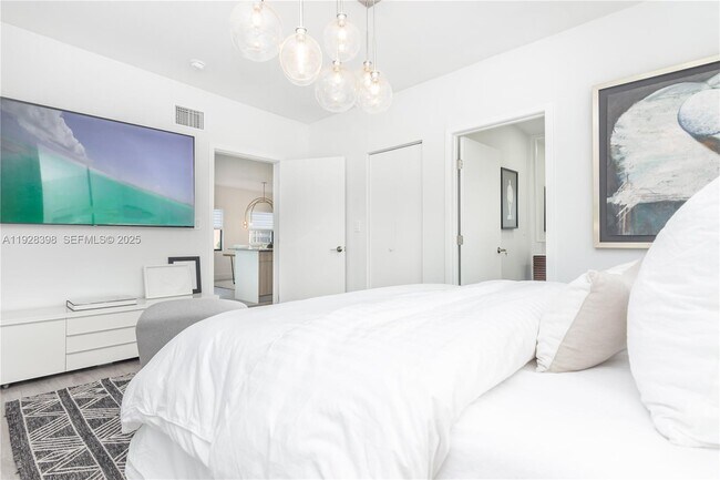 Building Photo - 14000 NE 16th Ct