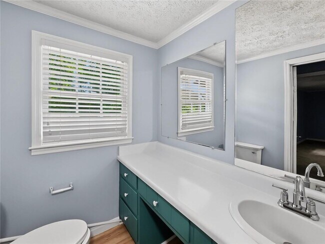 Building Photo - 3542 Shoreland Dr