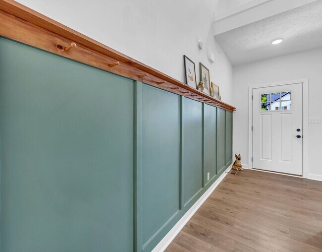Building Photo - Pet Friendly Three Bedroom!