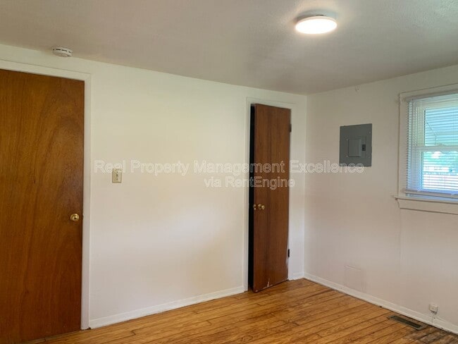 Building Photo - 410 W Watson St