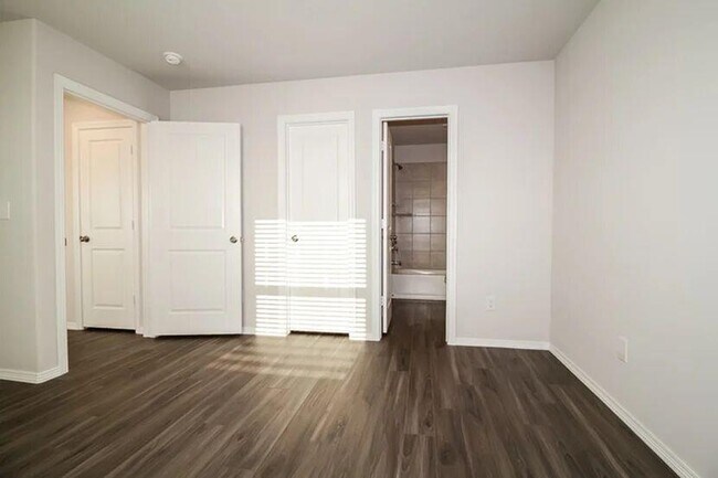 Building Photo - 2408 Rosewood Ln