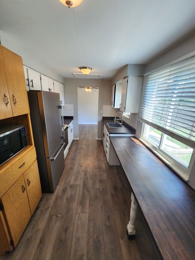 Building Photo - Beautiful Townhome