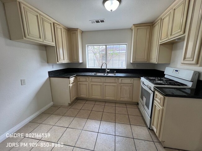 Building Photo - Rialto 2 bedroom Home