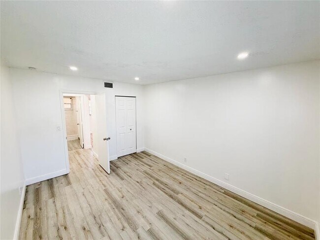 Building Photo - 2710 Riverside Dr