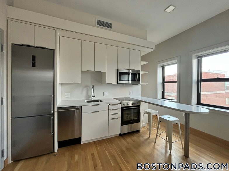 Building Photo - 115 Mt Auburn St