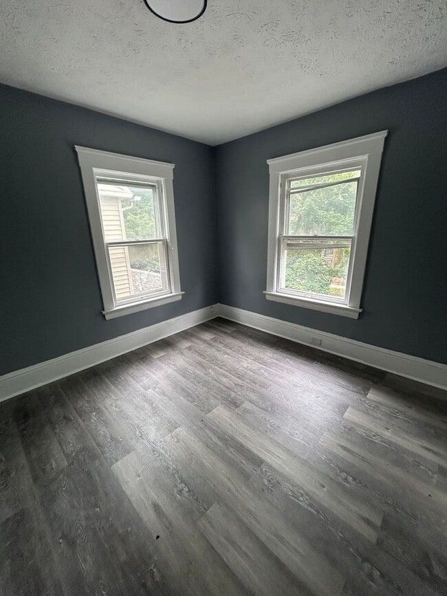 Building Photo - 4 bed 1.5 bath SECTION 8 READY!!