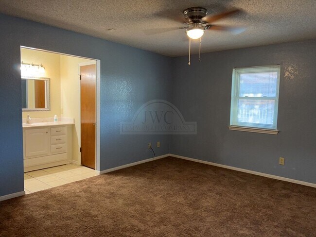 Building Photo - 2733 Phyllis Dr