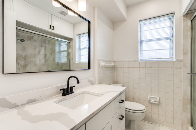 Master bathroom - 6724 E Mockingbird Ln