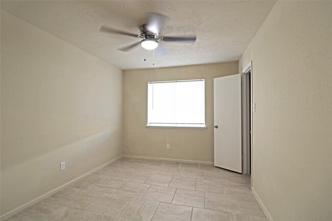 Building Photo - 7603 Loro Linda Dr