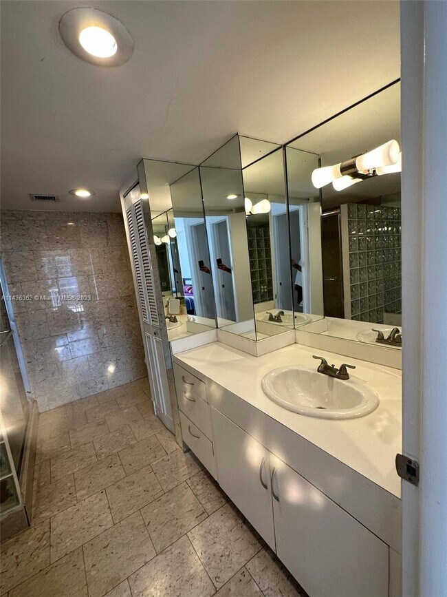 Building Photo - 1440 Brickell Bay Dr