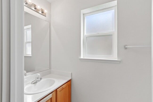 Building Photo - 3 Bedroom in Mace Ranch