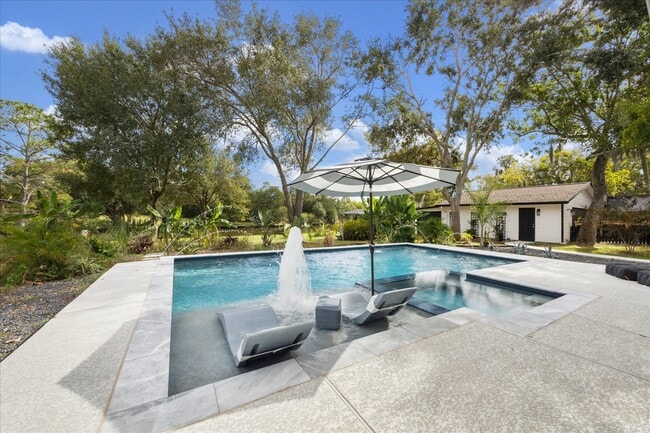 Building Photo - 205 W Bayou Dr