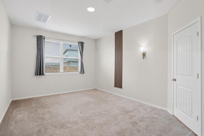 Building Photo - 909 Vogel Dr