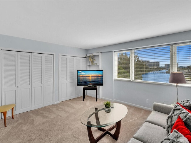 Building Photo - 3000 Holiday Dr