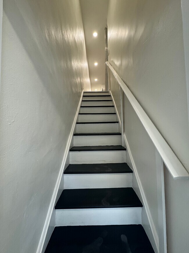 Entrance staircase - 2201 Coral St