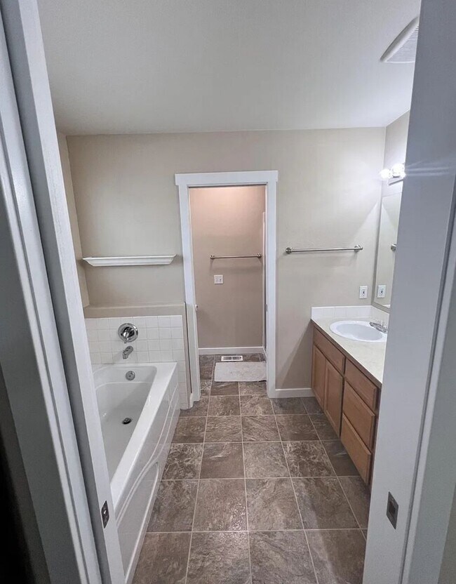 Building Photo - Great Neighborhood 3bd/ 2.5 Avail. Nov. 28th