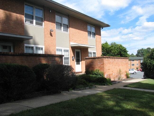 Building Photo - One Bedroom Available at Arlington Court
