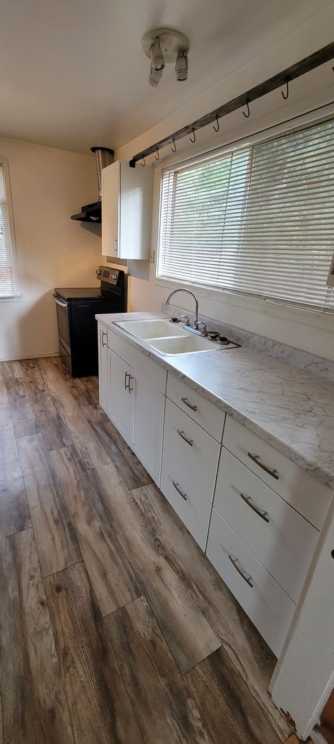 Building Photo - $1500 Cute 1 bedroom 1 bath unit above garage on quiet street