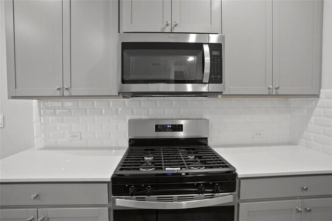 Building Photo - 136 Hampton Ter
