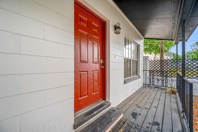 Building Photo - Renovated Seminole Heights Townhome with Laundry Included