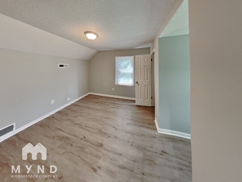 Building Photo - 112 Pineview Ct