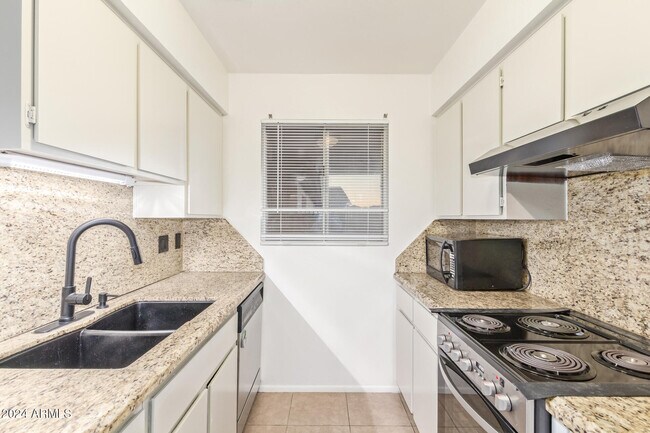 Building Photo - 511 W Blackhawk Dr