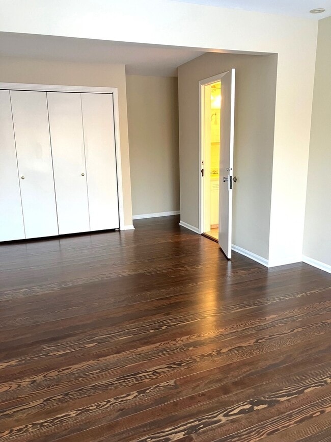 Building Photo - 544 Ravine Ave