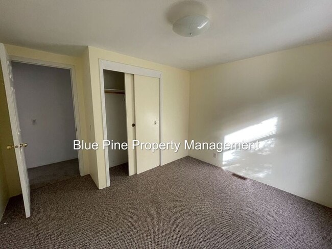 Building Photo - 587 W 10 S