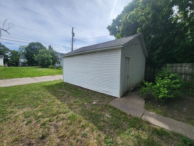 Building Photo - 4-Bedroom House