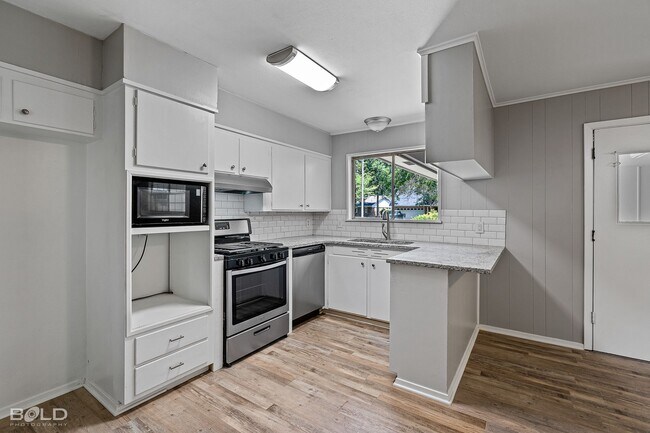 Building Photo - BEAUTIFUL 3 BEDROOM 2 BATH IN SPRINGLAKE, UNIVERSITY TERRANCE NEIGHBORHOOD