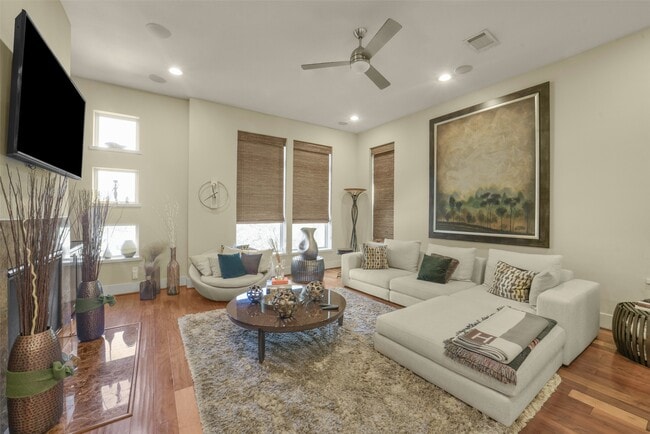 Building Photo - 5425 Hidalgo St