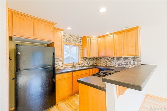 Building Photo - Charming 3-Story townhome located near Hig...
