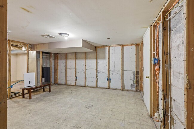 Building Photo - Cozy 2 Bedroom House Available Now!