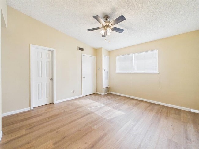 Building Photo - 616 W 51st St