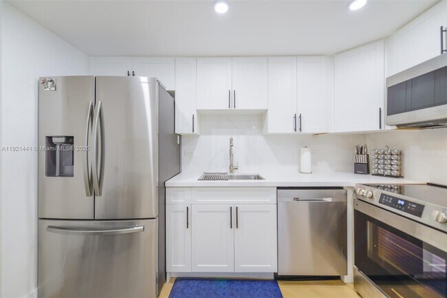 Building Photo - 801 Brickell Bay Dr