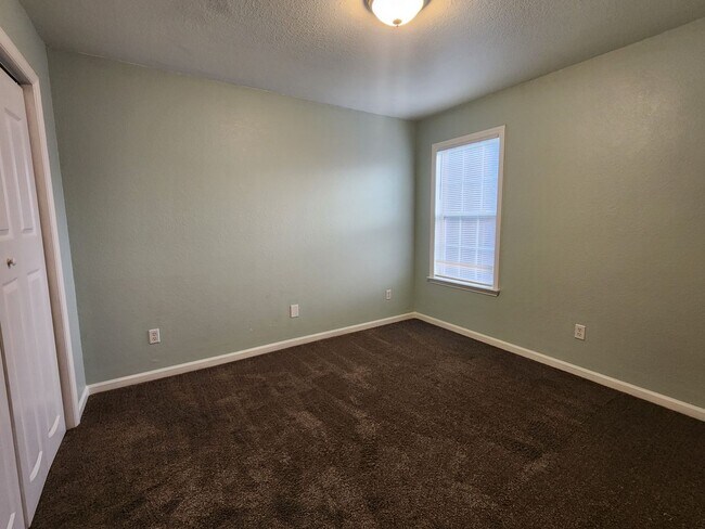 Building Photo - $400 Move In Discount! Comfortable 3-Bedroom Home with Open Layout