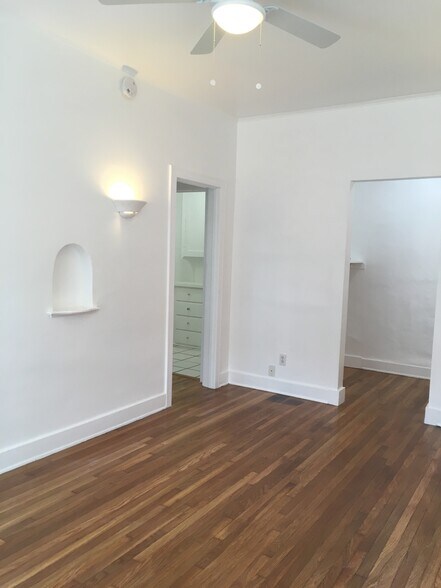 Building Photo - 2035 N Vista del Mar Ave