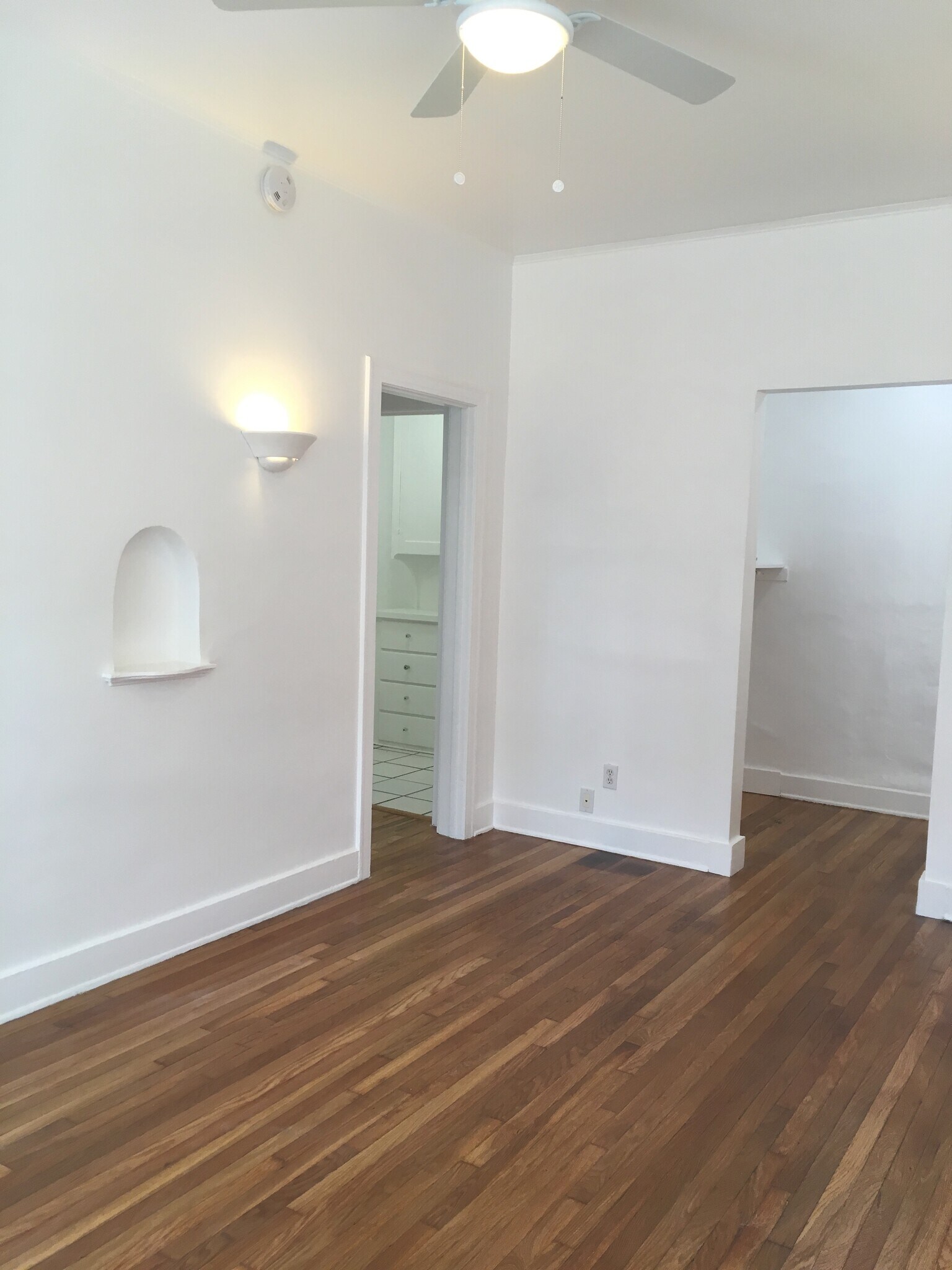 Building Photo - 2035 N Vista del Mar Ave