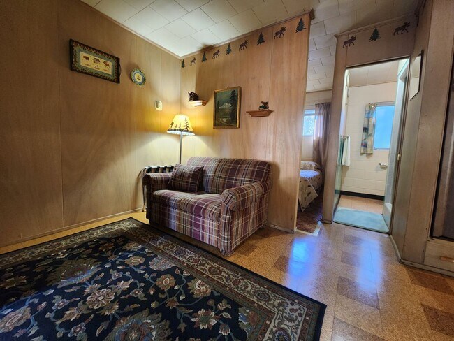 Building Photo - SKI LEASE: Close to Bus Line, Full Kitchen, 2 Living Areas