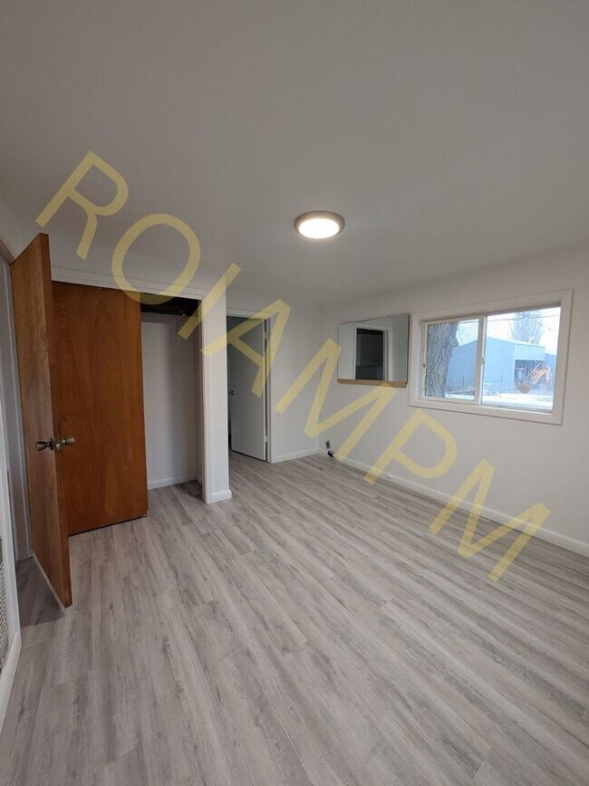 Building Photo - Charming 1 Bed / 1 Bath Duplex Apartment