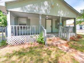 Building Photo - Adorable home in West Tulsa!