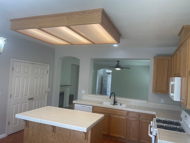Building Photo - Ideal 4br/2ba single story with chefs kitchen
