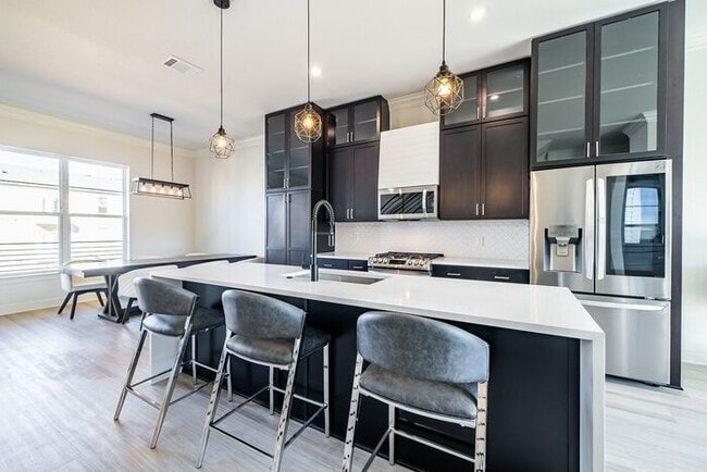 Building Photo - Luxury 3 bedroom, 3.5 Bath, 2 Car Garage Townhome