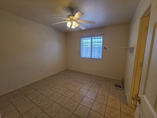 Building Photo - Beautiful 3 bedroom 2 bathroom with washer...