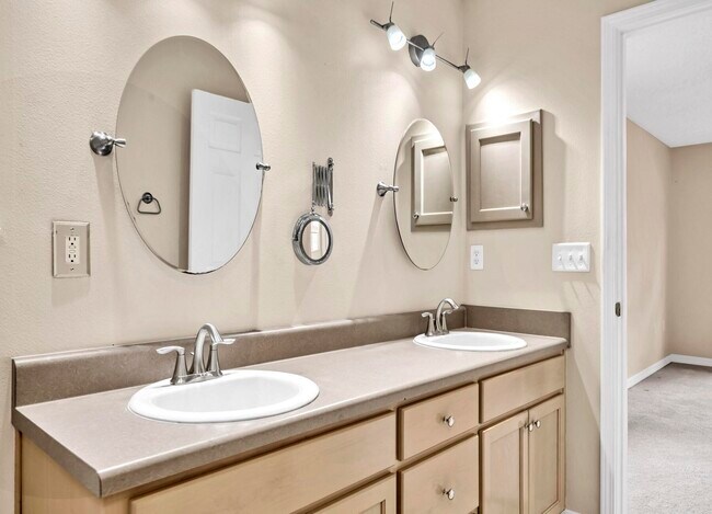 Building Photo - 9750 Parker Lake Cir