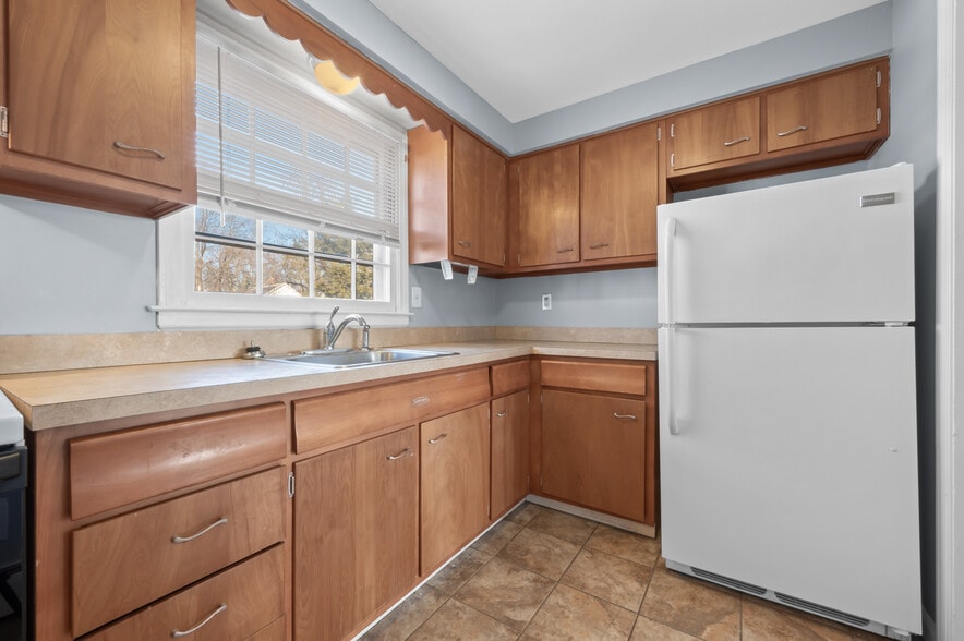 Building Photo - 67 Oak St