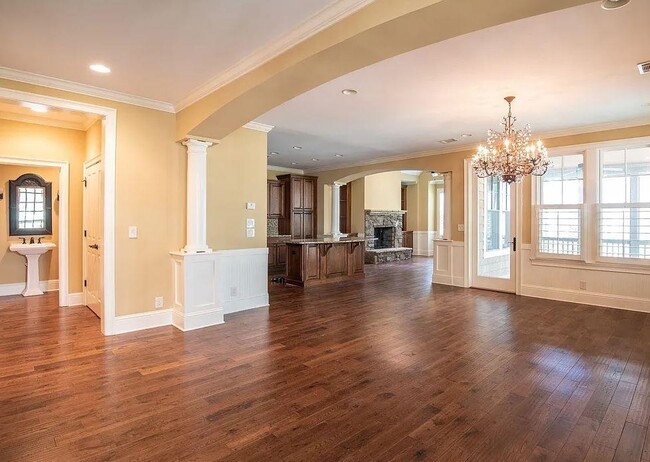 Building Photo - 1111 Regency Dr