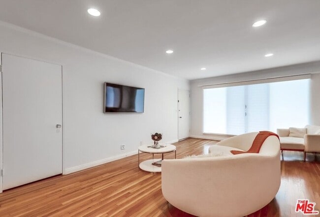 Building Photo - 1275 Havenhurst Dr