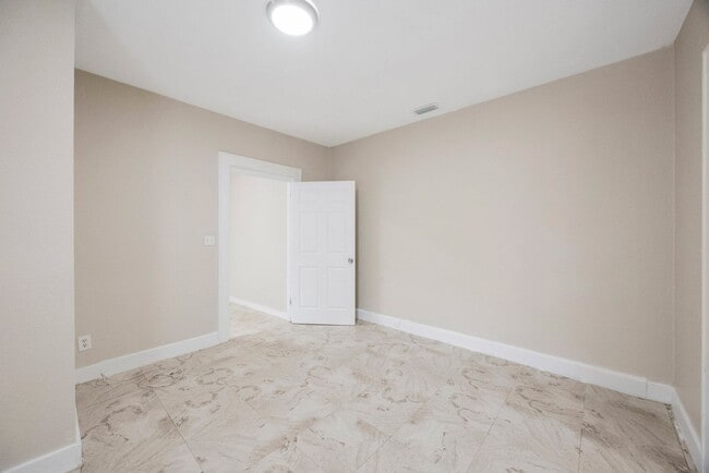 Building Photo - Large 3bdrm/1bath/+ bonus room ***Section ...